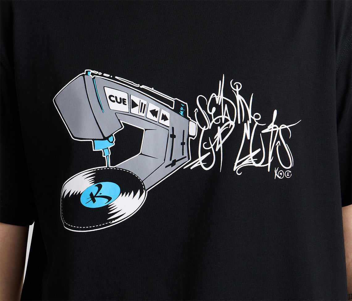 KIKWEAR CUTS GRAPHIC TEE - BLACK