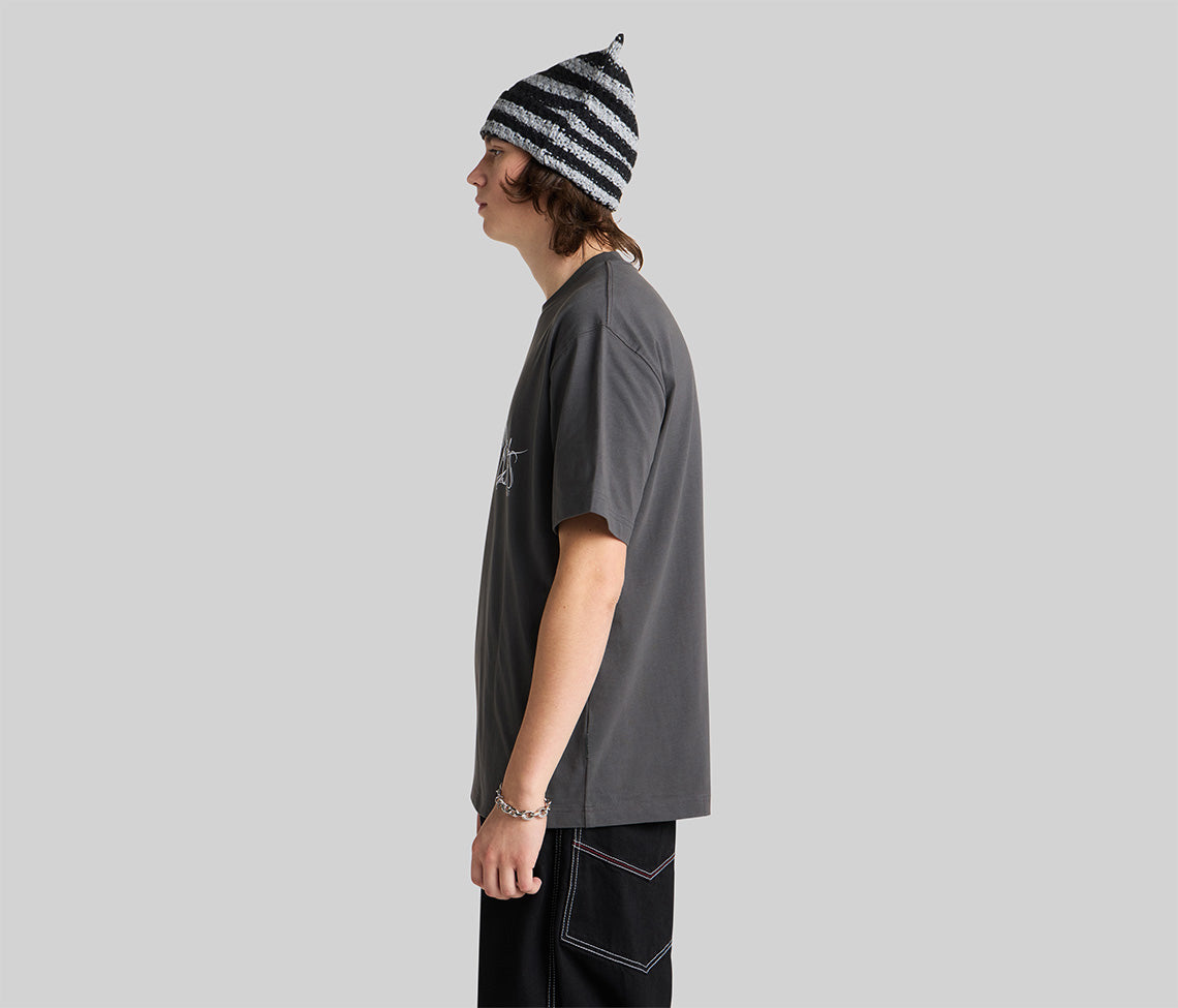 KIKWEAR CUTS GRAPHIC TEE - CHARCOAL