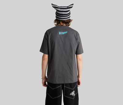 KIKWEAR CUTS GRAPHIC TEE - CHARCOAL