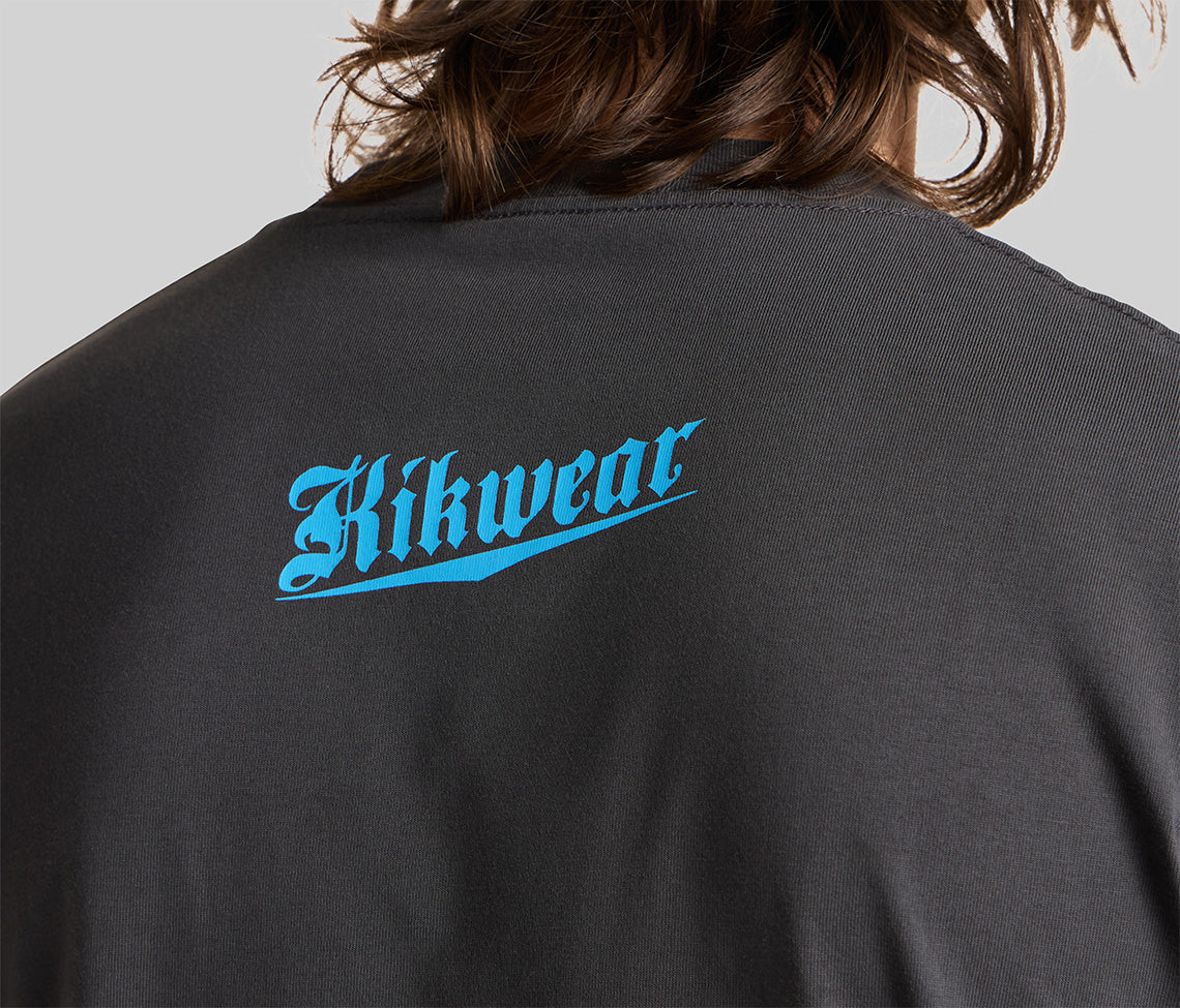 KIKWEAR CUTS GRAPHIC TEE - CHARCOAL