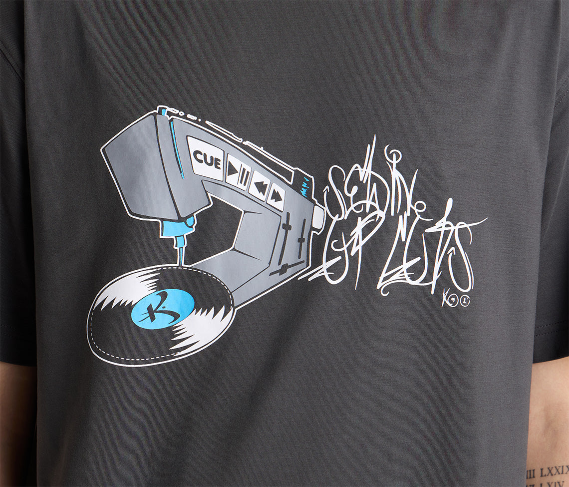 KIKWEAR CUTS GRAPHIC TEE - CHARCOAL