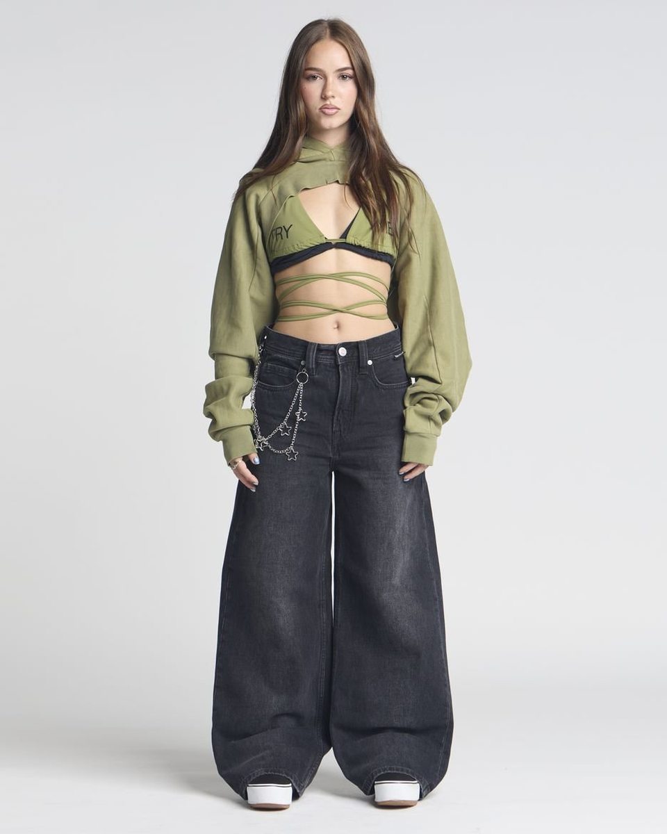 Wide-leg vintage black jeans, full look